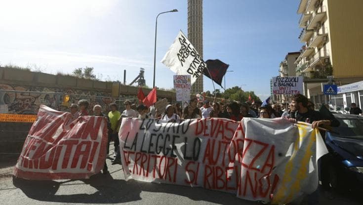 Napoli, 200 in corteo a Bagnoli. Blocco stradale e proteste: “Vogliamo dati su aria, terra e mare”