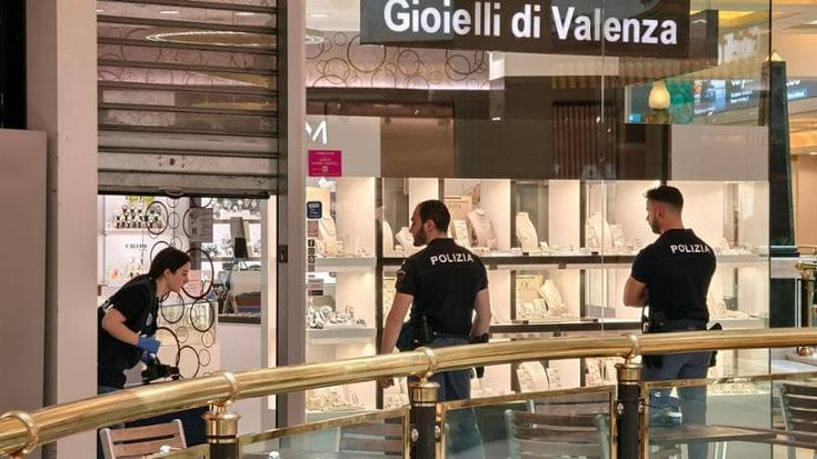 Rapina shock a Euroma2: “Picconi, fumogeni e commesse in ostaggio. Ecco com’è andata”