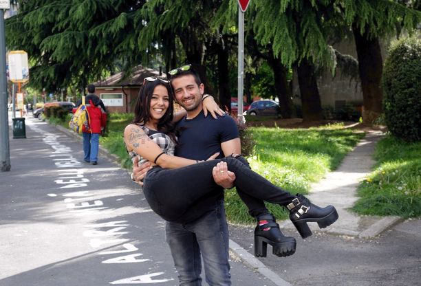 Milano, gli innamorati del marciapiede: "Angela perdonami", 500 metri per dirlo