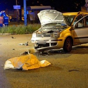 Doppio scontro tra auto  e moto nella notte a Torino, morti due centauri