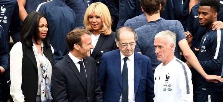 Francia, Macron e la moglie in visita alla Nazionale di Deschamps