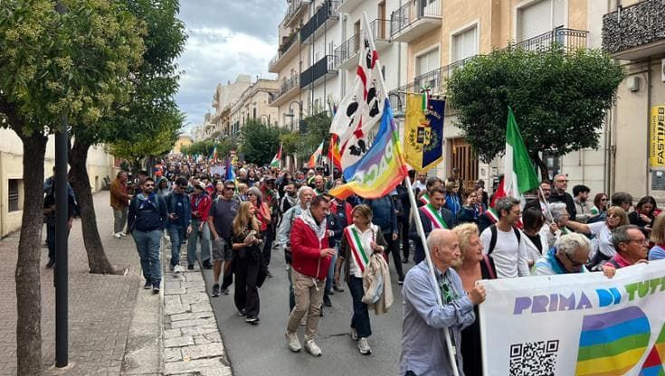 In migliaia alla marcia per la pace Gravina -Altamura: “Tantissimi giovani e nessuna vetrina rotta”