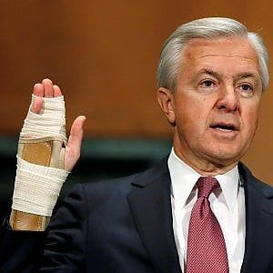 Wells Fargo, l'ad si dimette dopo lo scandalo dei conti: per lui buonuscita da 137 milioni