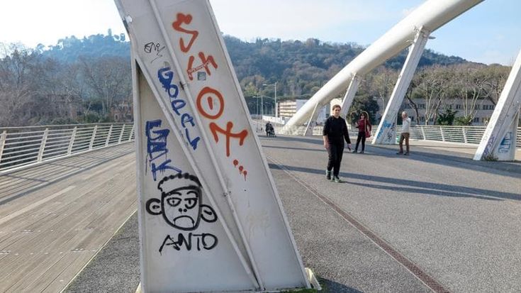 Il busto della Sora Lella, no: il degrado sì. Sampietrini rotti e divelti sul ponte della ‘nonna’ di Verdone