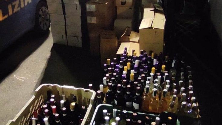 A Barriera di Milano il tesoro nascosto dei truffatori di vino: trovate 4000 bottiglie 