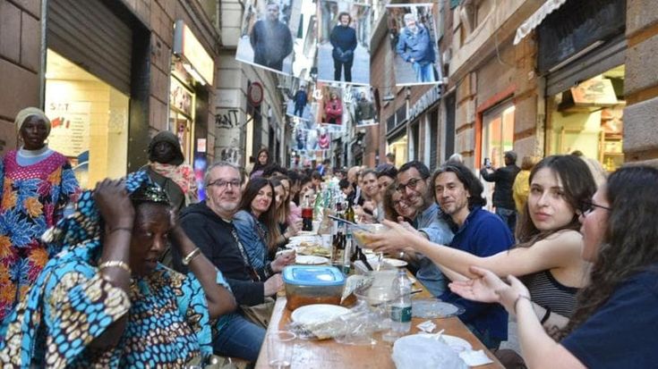 Cena tra i vicoli, la super tavolata oltre ogni confine