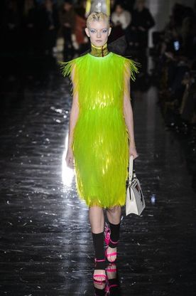 Tendenza fluo: abiti, borse, scarpe da non perdere