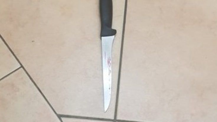 Bologna, litiga col compagno e lo ferisce con un coltello
