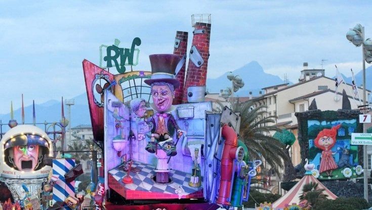 Viareggio festeggia 150 anni di Carnevale. Con un numero speciale di "linus" e gli Extraliscio