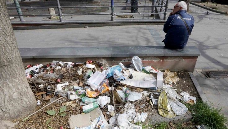 Napoli, degrado e violenze in piazza Cavour: "Abbandonati tra rifiuti e balordi"