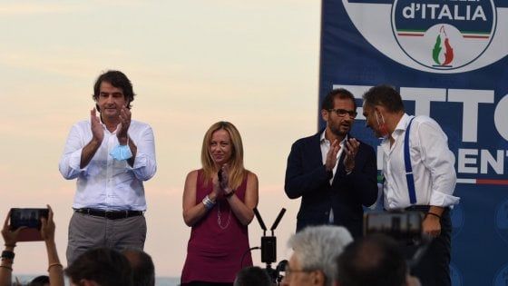 Elezioni, Meloni a Bari con Fitto. "Il voto in Puglia peserà sul governo nazionale"