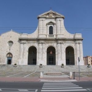 Maltempo in Sardegna: fulmine sulla basilica di Bonaria, incendio in raffineria