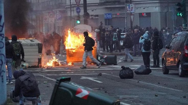 Scontri al corteo in centro a Torino dopo lo sgombero di Askatasuna: 11 agenti feriti