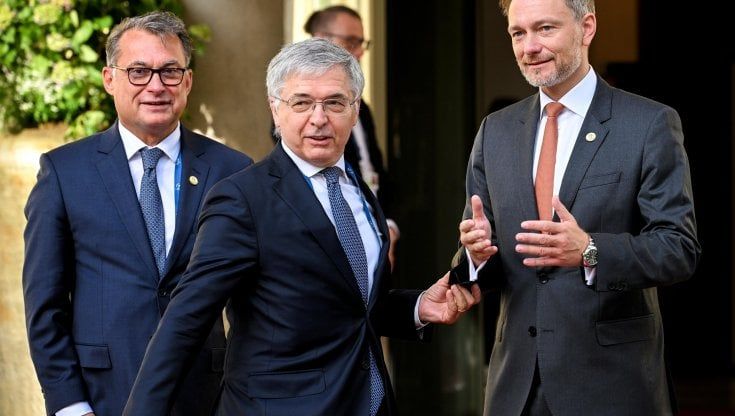 G7, aiuti a Kiev per 20 miliardi. Da berlino stop al tetto sul prezzo del petrolio 