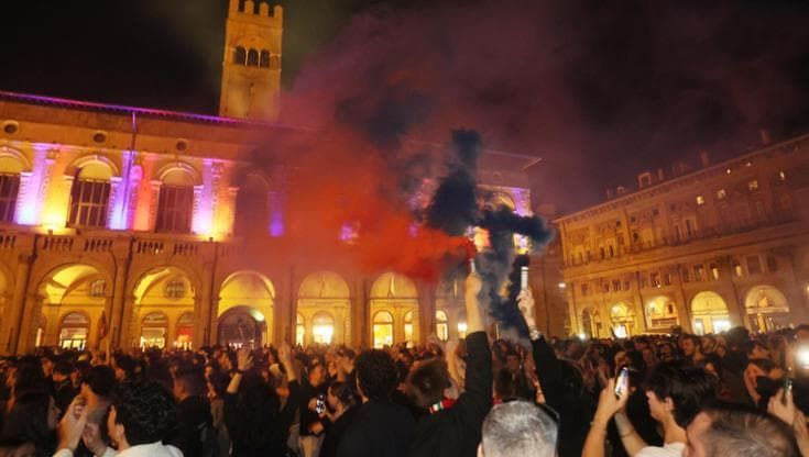 “Tutti in piazza”. La Coppa è del Bologna, l’onda rossoblù si prende il centro
