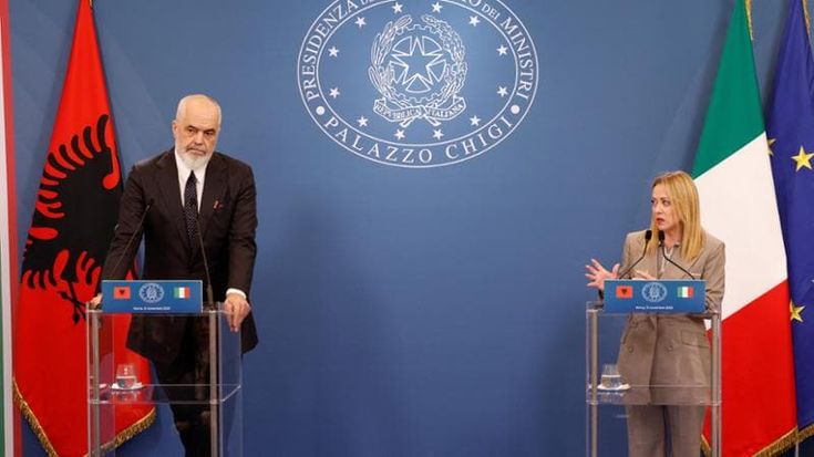 Meloni: “I centri in Albania funzioneranno, la responsabilità non è mia”. Schlein: “Hai fallito”