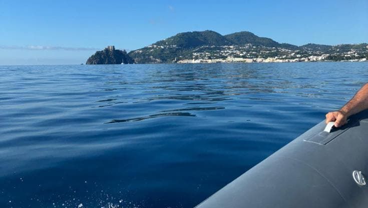 Procida, traghetto per Ischia guasto: docenti affittano due gommoni per arrivare a scuola in tempo