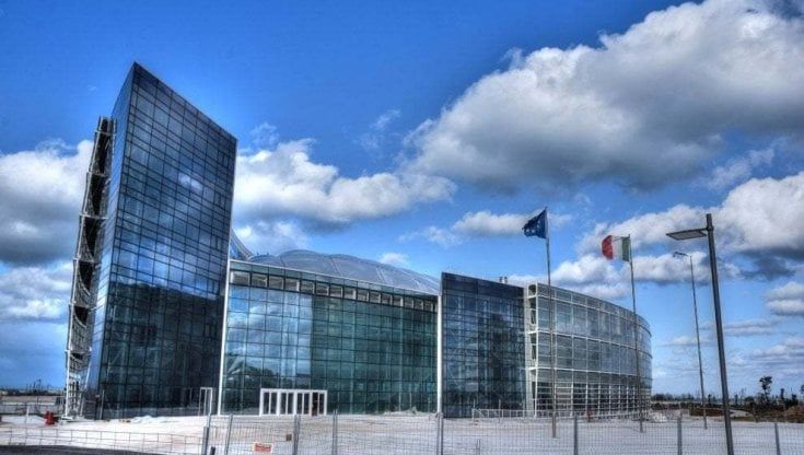 Uffici chiusi il venerdì per risparmiare sulla bolletta: il consiglio regionale pugliese mette i dipendenti in smart working