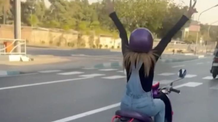 In scooter a Teheran: sempre più iraniane usano le moto, sfidando tabù e leggi non scritte