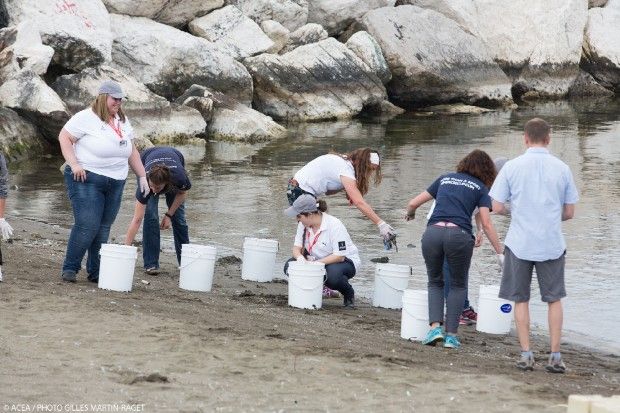 I volontari di Coppa America <br />ripuliscono la spiaggia