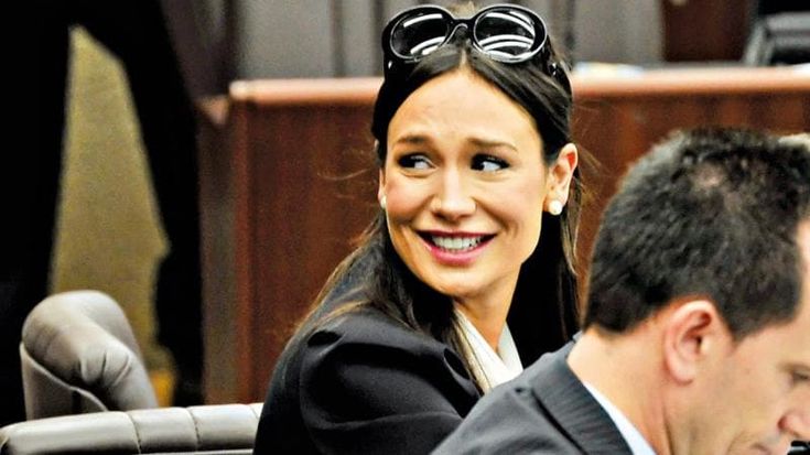 Il romanzo di Minetti: dal “love of my life” Berlusconi al ranch Gin Tonic