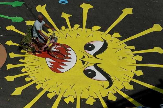 India, il coronavirus disegnato sulla strada per spaventare gli automobilisti 
