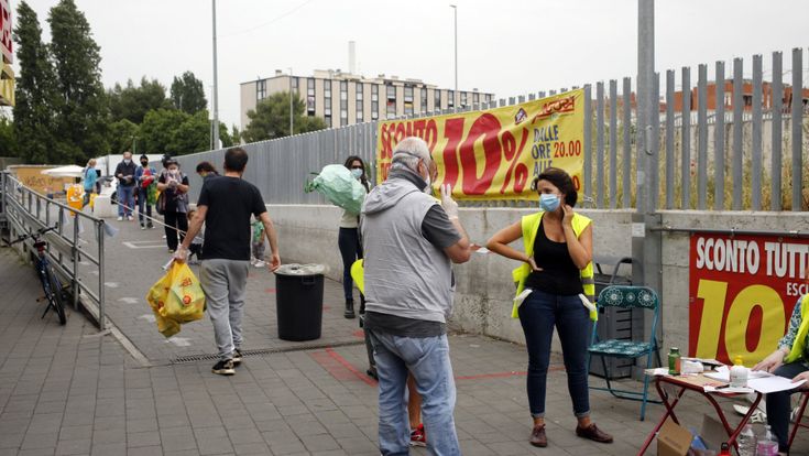 A Roma nel cuore di San Basilio: "Qui la spesa è una lotteria". Niente fila ai market, la merce resta invenduta