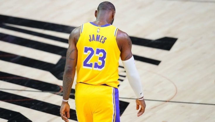 Basket Nba, LeBron James torna al passato: addio al 23, indosserà la maglia n. 6