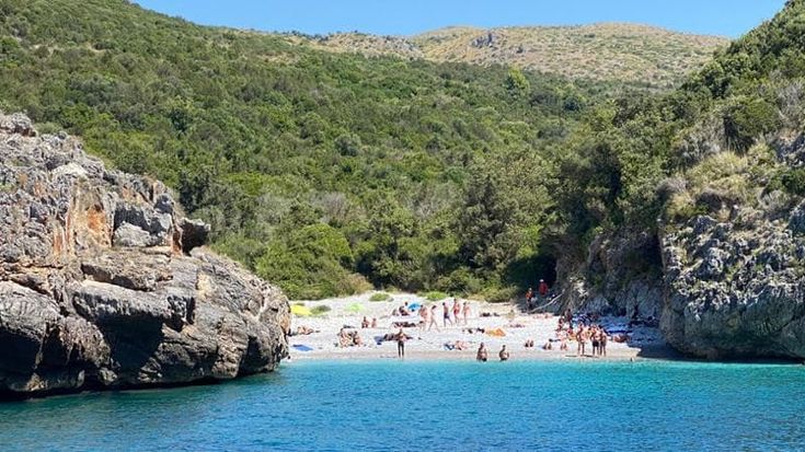 Rubano i sassolini dalla spiaggia di Cala Bianca, Guardia Costiera mette “sottoscorta” l’arenile