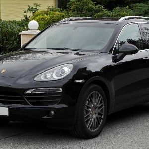 Le rubano la Porsche e poi la bruciano
