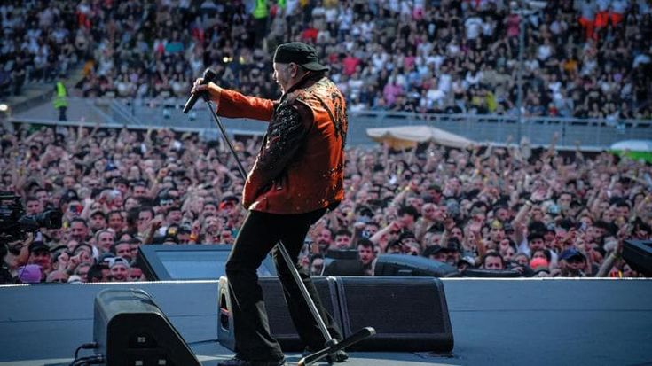 Lo stadio, il rock, la folla: un libro di foto racconta l’amore di Vasco per Torino