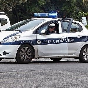 Roma, ciclista cade a causa di una buca: è grave