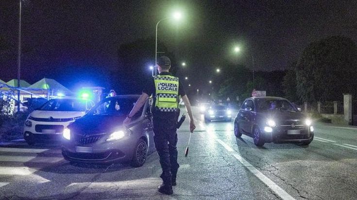 Nuovo codice della strada, la stretta di Salvini: “Test per le droghe con la saliva e patente sospesa per chi guida usando il cellulare”