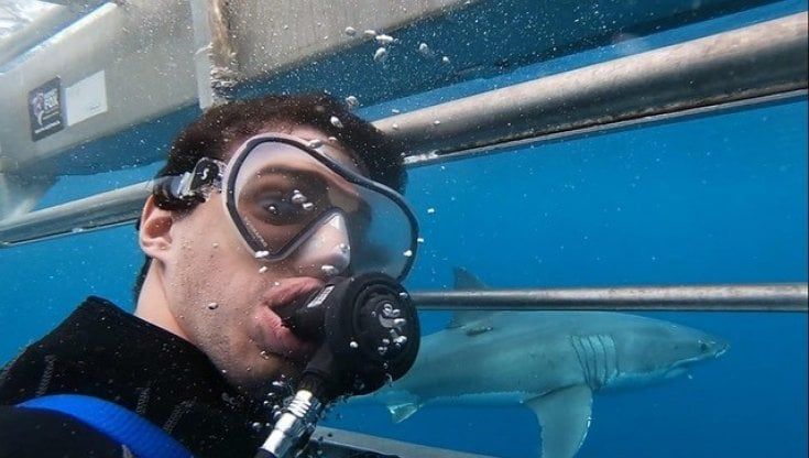 Nuoto, il campione paralimpico Simone Barlaam nuota tra gli squali