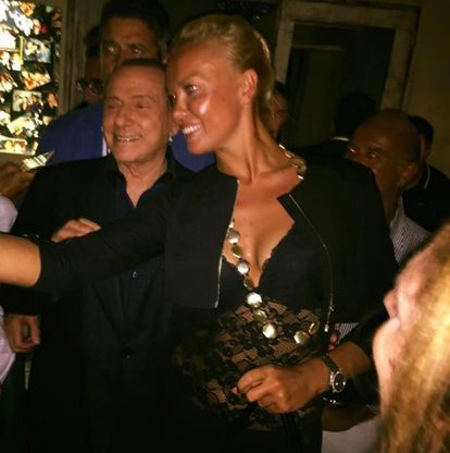 Porto Rotondo, Berlusconi con una fan allo Smaila's