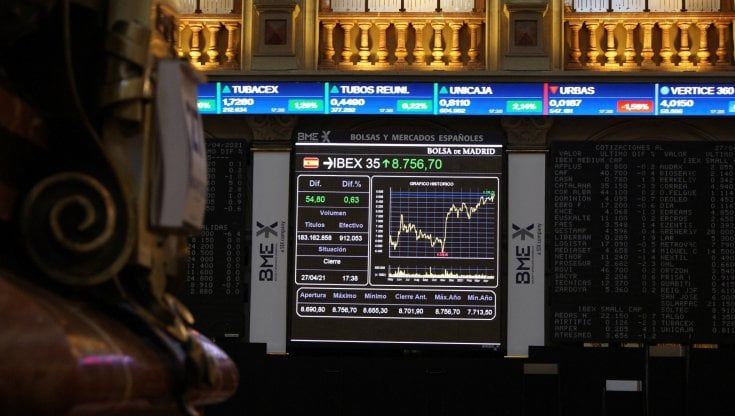 Le Borse di oggi, 4 maggio. Listini Ue in forte ribasso, cade il tech a Wall Street. Mediaset brinda dopo la pace con Vivendi