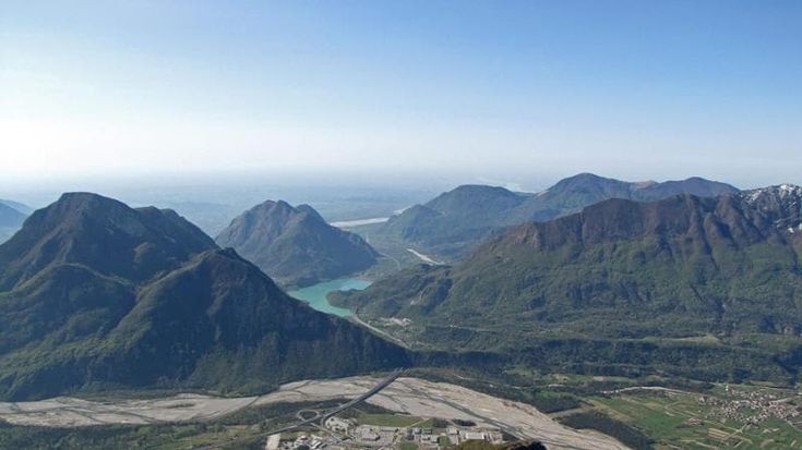 Friuli, i borghi a caccia di nuovi abitanti: “Venite qui, non vi daremo case a 1 euro ma vi faremo provare la vera vita di montagna”. In centinaia rispondono