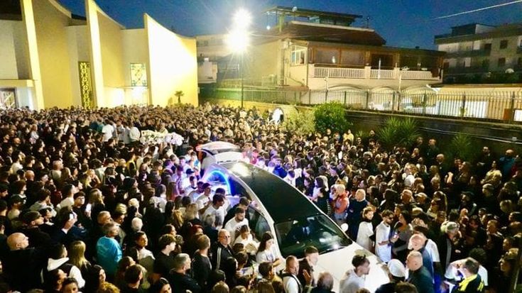 I funerali di Santo Romano. La folla, le lacrime, gli abbracci, i cori, i compagni di squadra. Il vescovo Beneduce: “Signore, paralizza le mani di chi vende pistole”