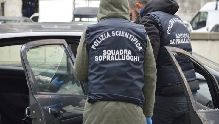 Scoppia la lite fra famiglie nomadi, si sparano nel parcheggio. Interviene la polizia