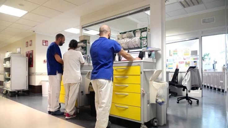 Sanitari frontalieri, l’ipotesi di un aumento dello stipendio per farli restare
