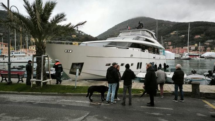 Porto Venere, yacht si schianta sul lungomare