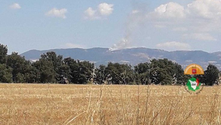 Incendio sul Monte Aquilaia, due elicotteri in azione
