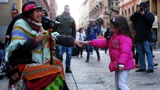 Da Milano a Barcellona e ritorno, fare l'artista di strada per essere felici on the road
