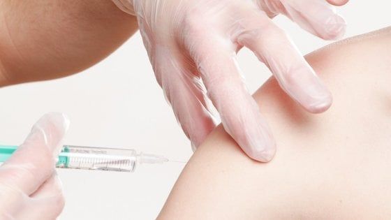 Vaccini, il 46%  degli italiani teme effetti collaterali gravi