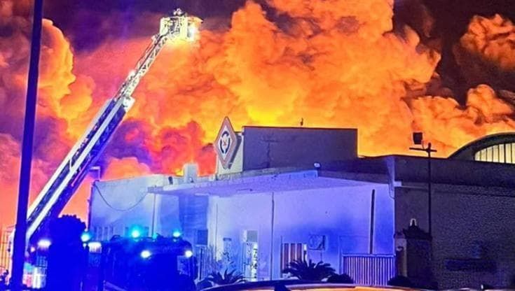 Diossine sette volte oltre i limiti a Campofelice di Roccella dopo il rogo