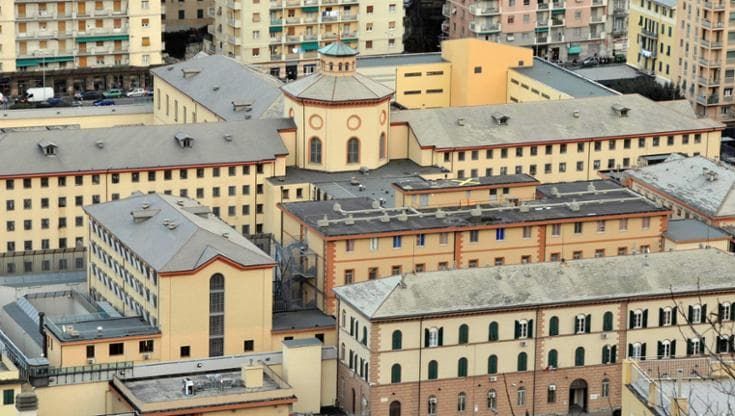 Incendio nel centro clinico del carcere di Marassi: detenuti evacuati, 6 agenti intossicati