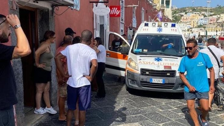 Esplosione nel porto di Ponza, peschereccio a fuoco: due ustionati