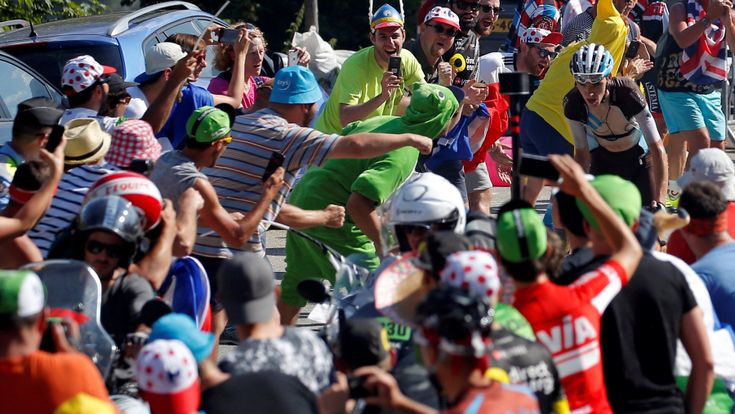 Un ciclismo con gli eccessi del calcio. L'appello di Bardet: "Il tifo resti nei limiti"