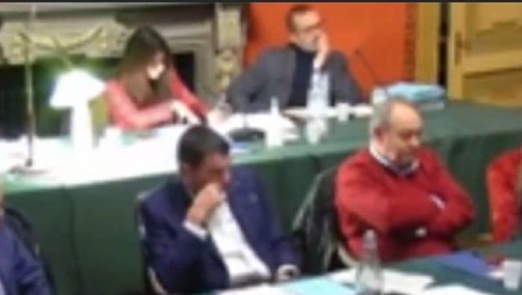L' "ultima perla" del sindaco di Fossano, Tallone: "Con i libri non si mangia". Bagarre in Consiglio