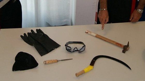 Bari, armato di falce e martello tenta di rapinare un chiosco ma il titolare reagisce: arrestato